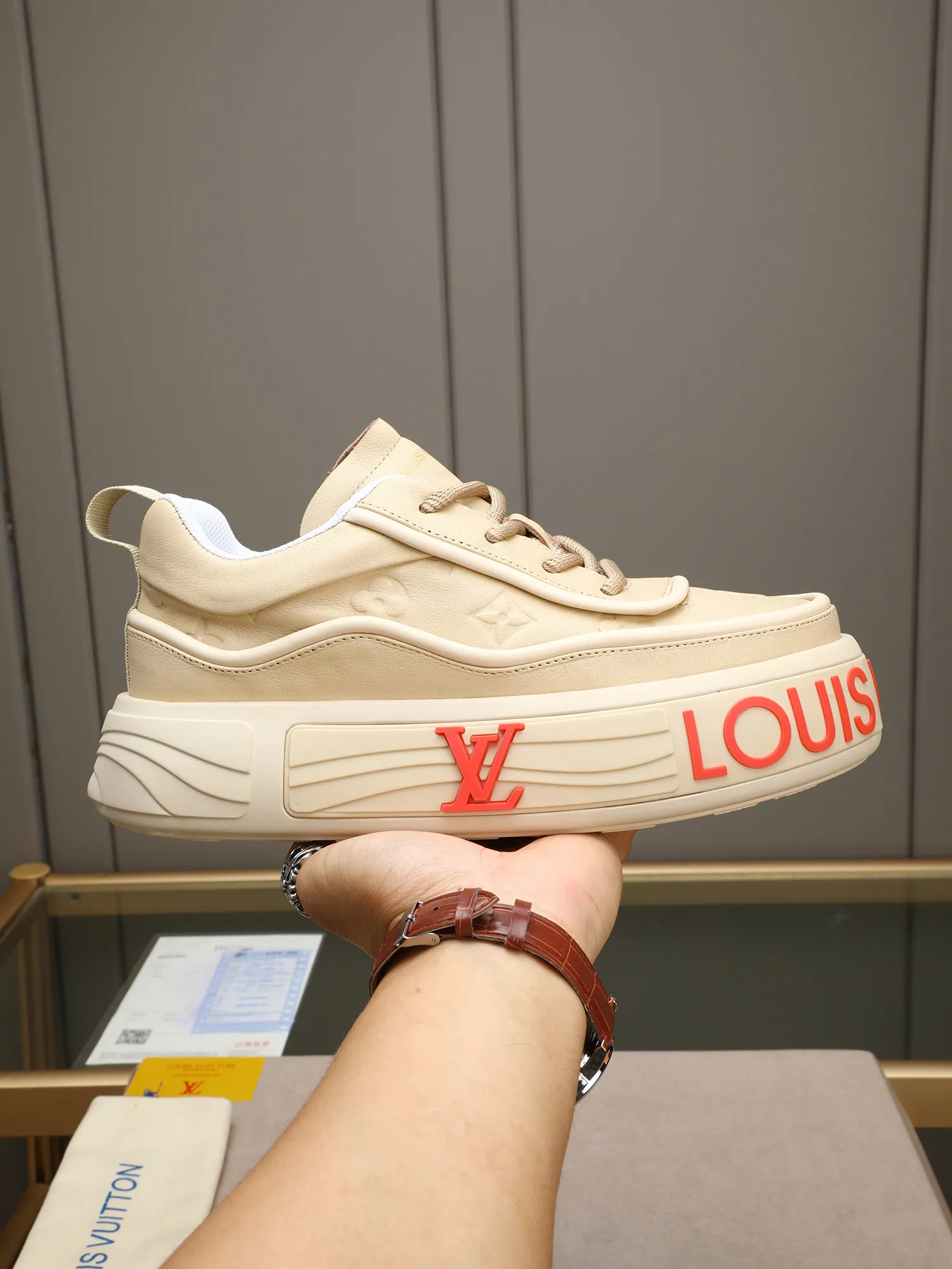Men's men's shoes 💰560 LV are fashionable and fashionable, and the uppers are made of imported cowhide embossing! Super trendy design! It’s eye-catching! The leather is soft, delicate, shiny and translucent, showing the ultimate in pure handcraftsmanship, and the mesh is soft, comfortable and breathable! Size: 39-44 (38 45 customized)